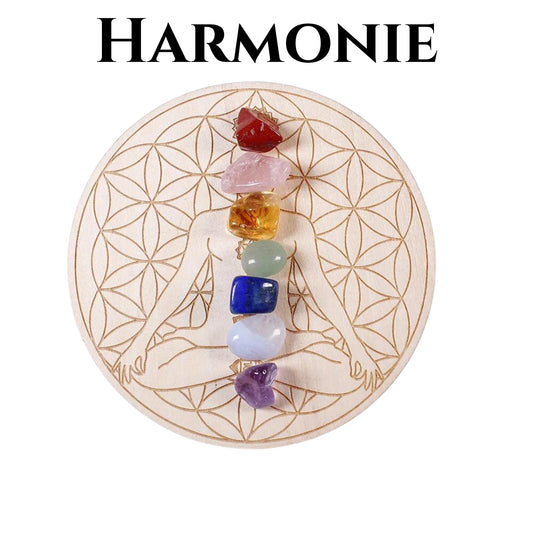 Plateau en bois avec pierres associées aux 7 chakras