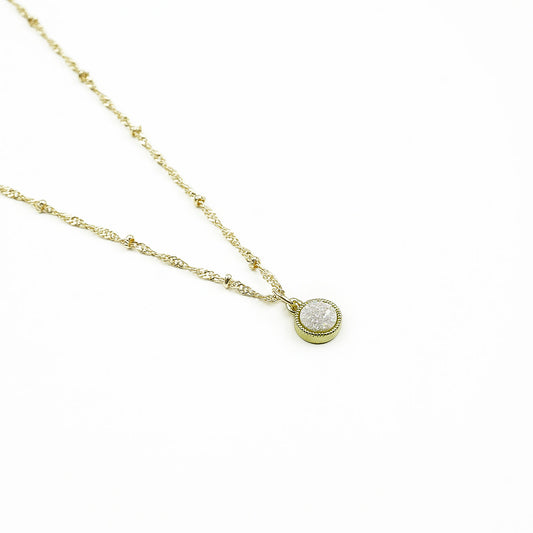 Collier ELLEY Blanc avec grand pendentif en agate blanche – Hokee Minéraux