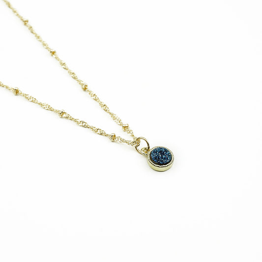 Collier ELLEY Bleu avec grand pendentif en agate bleue et chaîne dorée – Hokee Minéraux