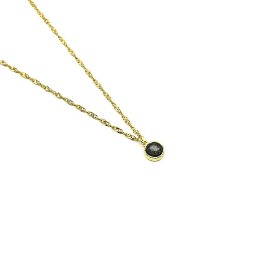 Collier ELLEY Noir avec grand pendentif en agate noire et chaîne dorée – Hokee Minéraux