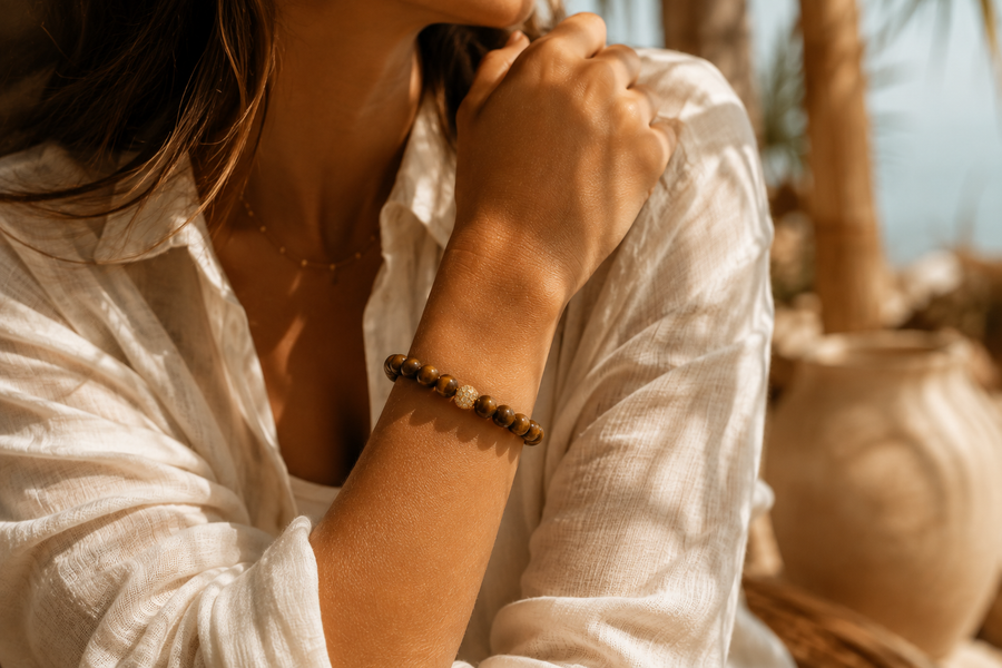 Bracelet œil de tigre femme 8 mm porté avec finition Gold dans un univers solaire HOKEE