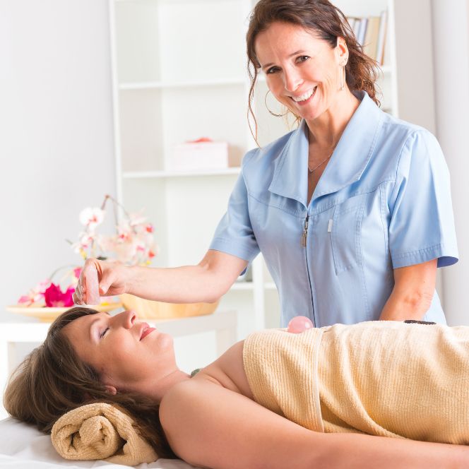 Praticienne en lithothérapie effectuant une séance énergétique avec des pierres naturelles – Hokee Minéraux