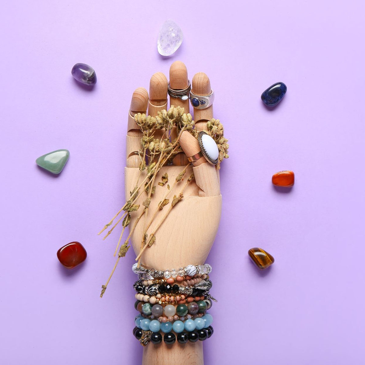 Pierres naturelles associées aux chakras pour l’équilibre énergétique et le bien-être intérieur