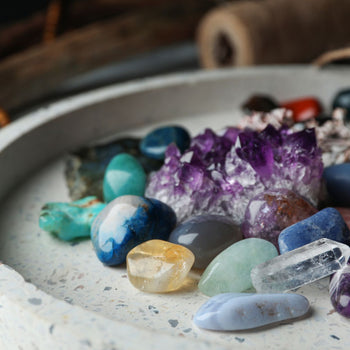 Pierres naturelles des chakras disposées ensemble pour l’harmonisation énergétique