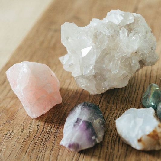 Pierres brutes de quartz rose, cristal de roche et autres minéraux naturels pour la lithothérapie