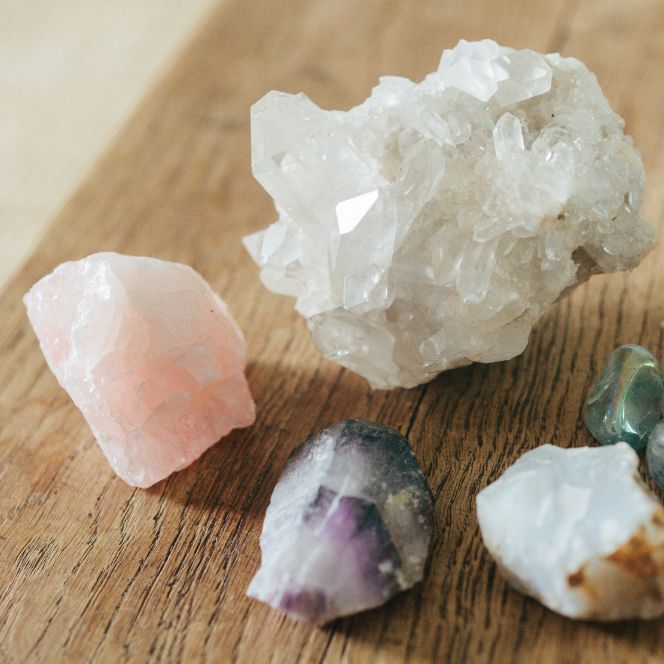 Pierres brutes de quartz rose, cristal de roche et autres minéraux naturels