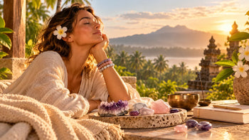 Lâcher prise à Bali : femme apaisée au soleil entourée d’améthyste, de quartz rose et de pierres naturelles HOKEE