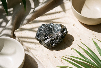 Magnétite naturelle noire et gris acier sur travertin ivoire – HOKEE Minéraux