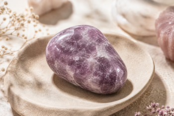 Lépidolite polie violette – guide des associations de pierres HOKEE