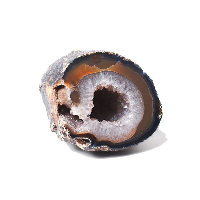 Géode d’agate naturelle vue en coupe, cristaux blancs et cœur creux, pierre d’ancrage et d’harmonie en lithothérapie