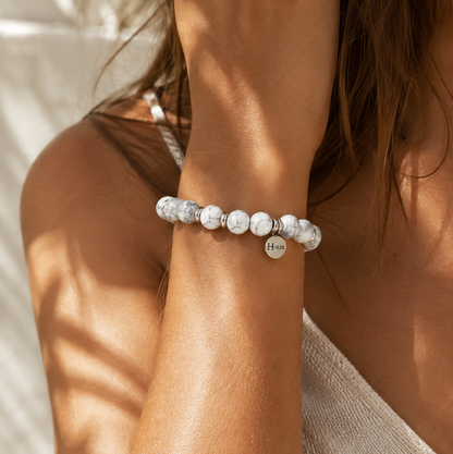 Bracelet LÉONDINE en howlite blanche veinée de gris, détail des perles 8 mm et finitions argentées