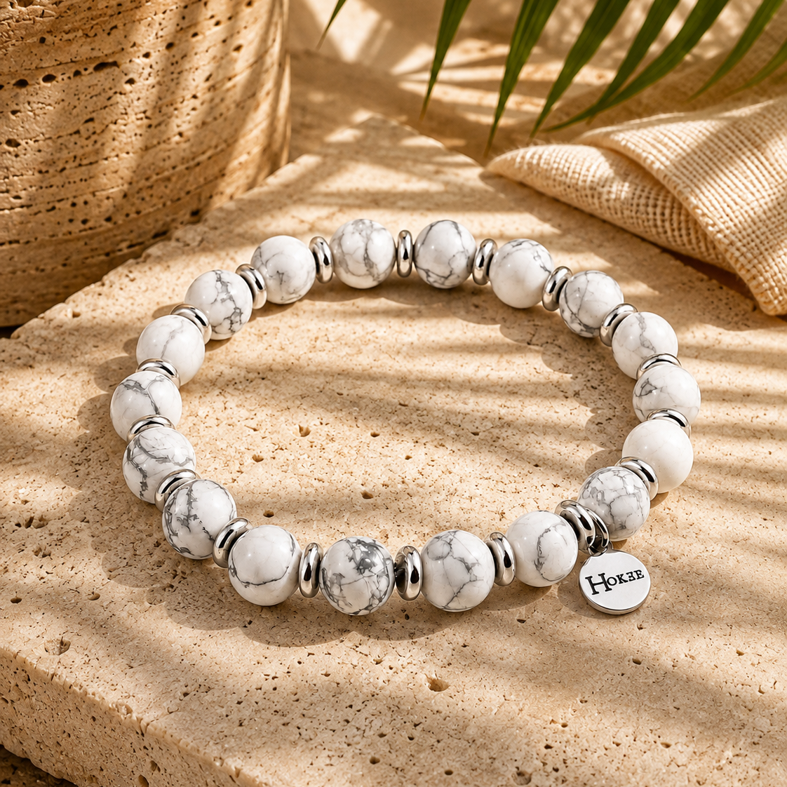 Bracelet LÉONDINE Howlite 8 mm porté au poignet, lumière naturelle et ambiance Bali