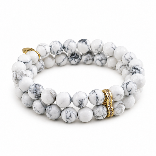 Bracelet MAÏA en howlite blanche 8 mm double rang avec finition dorée sur fond clair