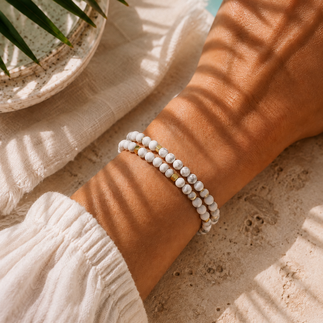 Détail du bracelet STELLA Howlite 4 mm Gold, fines perles blanches veinées de gris