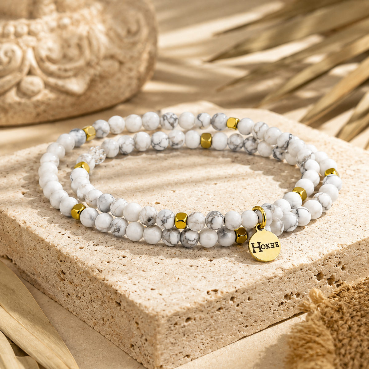 Bracelet STELLA Howlite 4 mm double tour porté au poignet, finition gold