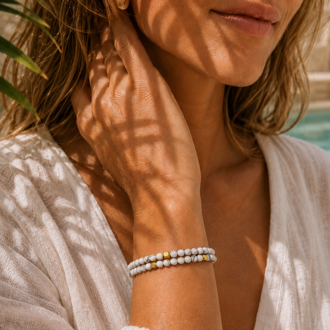 Bracelet STELLA en howlite blanche porté, perles 4 mm et détails gold espacés