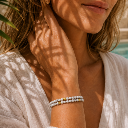 Bracelet STELLA en howlite blanche porté, perles 4 mm et détails gold espacés