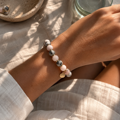 Détail des perles naturelles de jaspe rose zébré 10 mm du bracelet ZOÉ