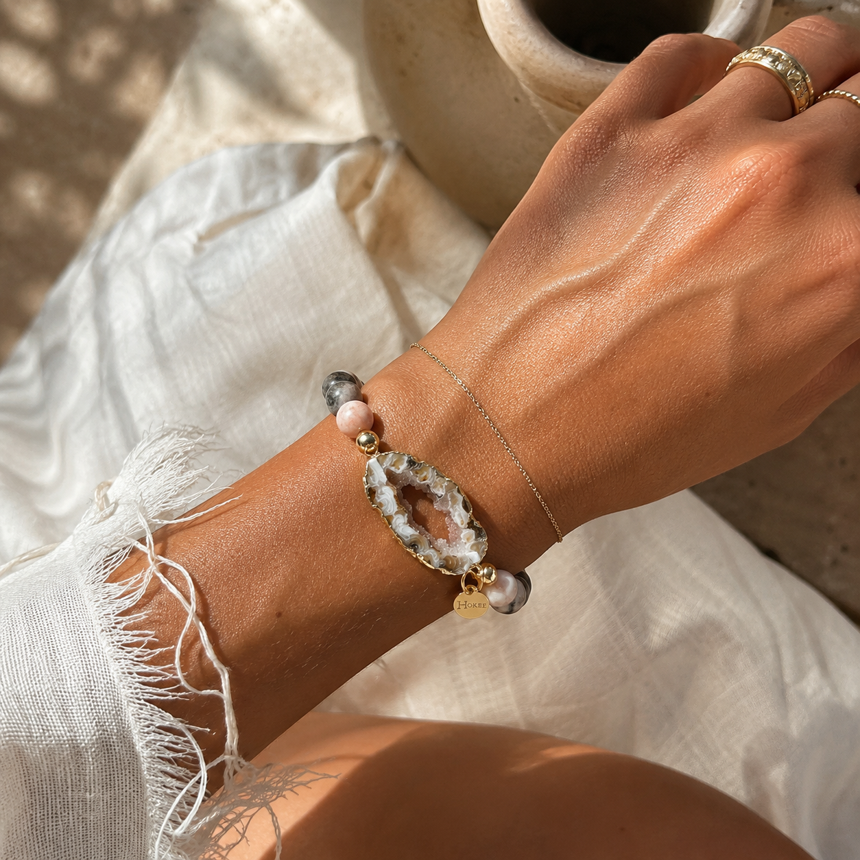 Détail du bracelet GHOST en jaspe rose zébré 10 mm et agate naturelle