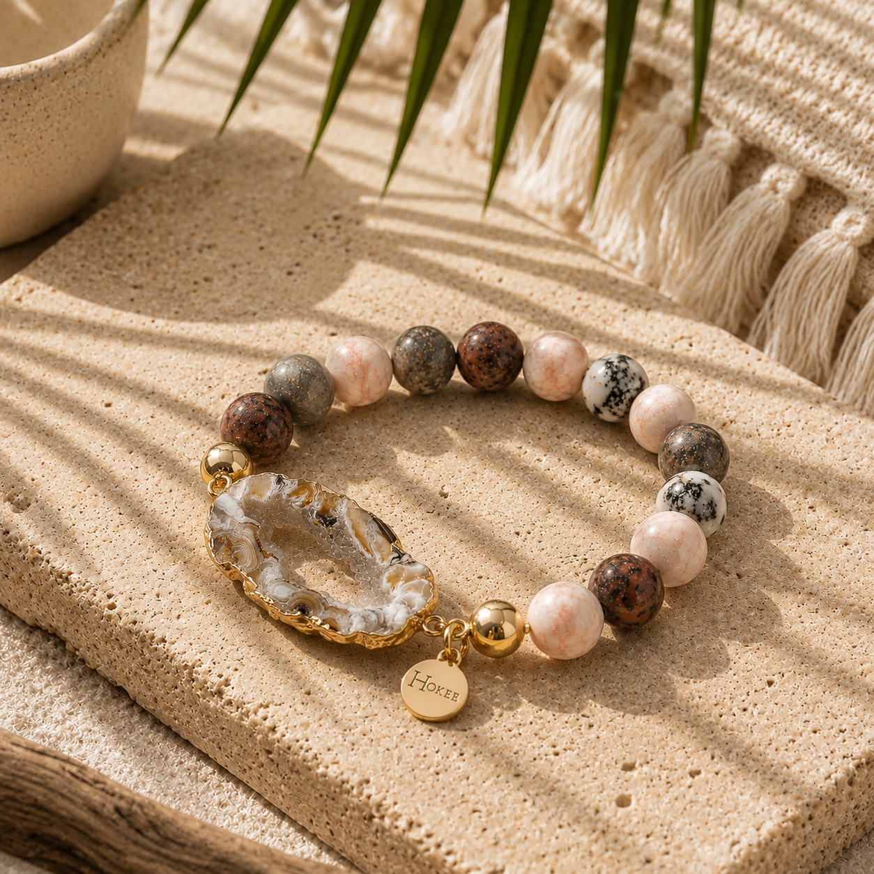 Bracelet GHOST HOKEE en jaspe rose zébré porté au poignet