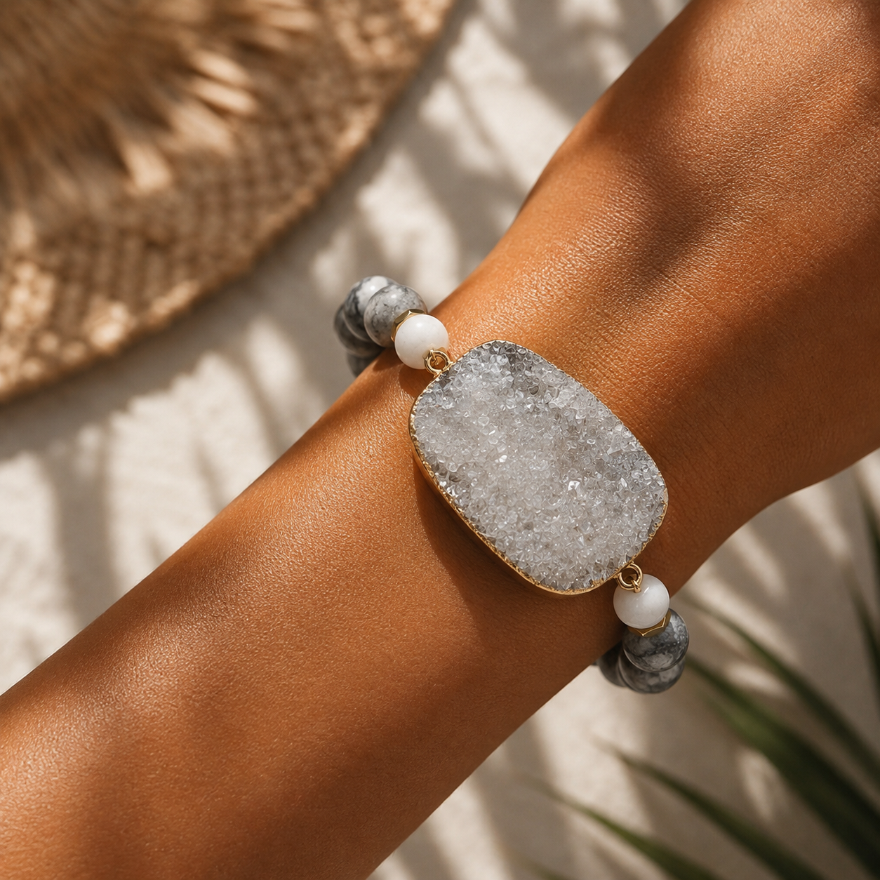 Bracelet CLÉMENCE porté – jaspe Picasso 10 mm, druze d’agate et finition gold