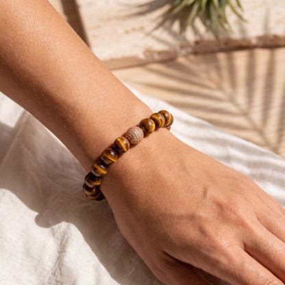 Bracelet œil de tigre 8 mm CANOPÉE porté au poignet, finition gold – HOKEE