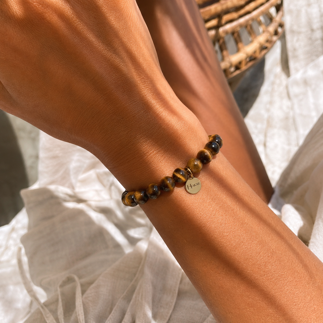 Bracelet Œil de Tigre 8 mm porté au poignet – HOKEE
