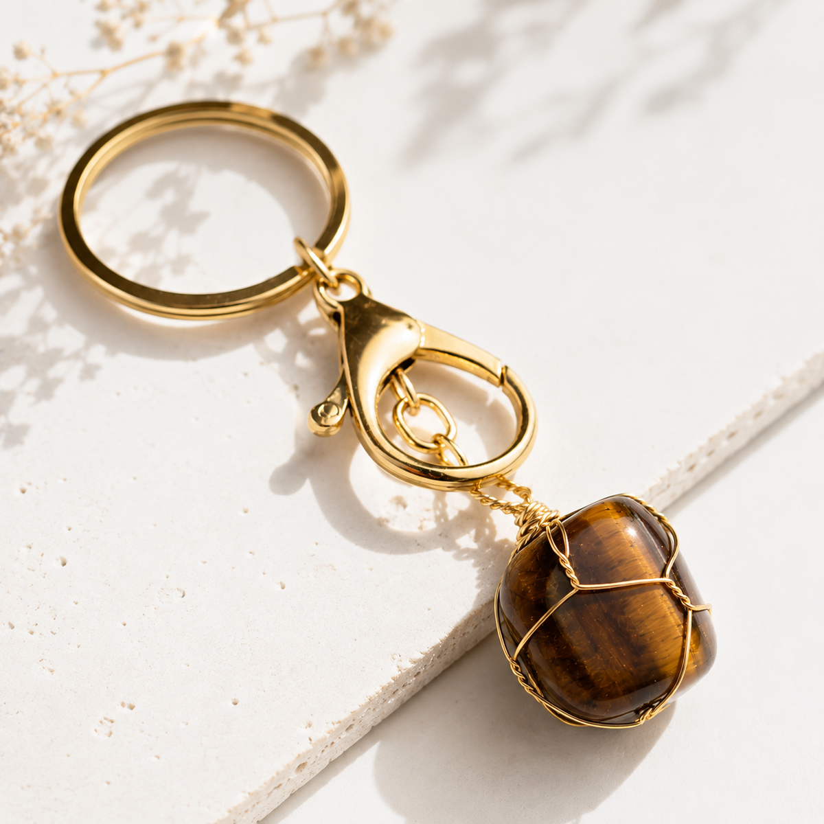 Porte-clés Œil de Tigre naturel Gold accroché à un sac, lifestyle Bali HOKEE