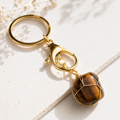 Porte-clés Œil de Tigre naturel Gold accroché à un sac, lifestyle Bali HOKEE