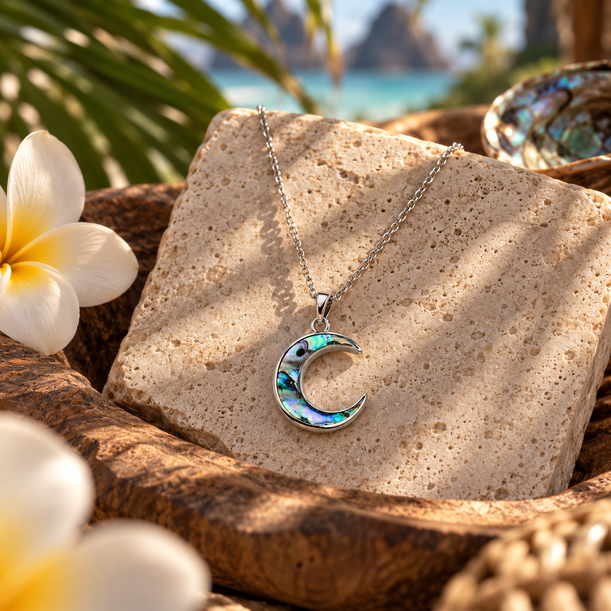 Détail du pendentif lune LOUNA en abalone naturelle