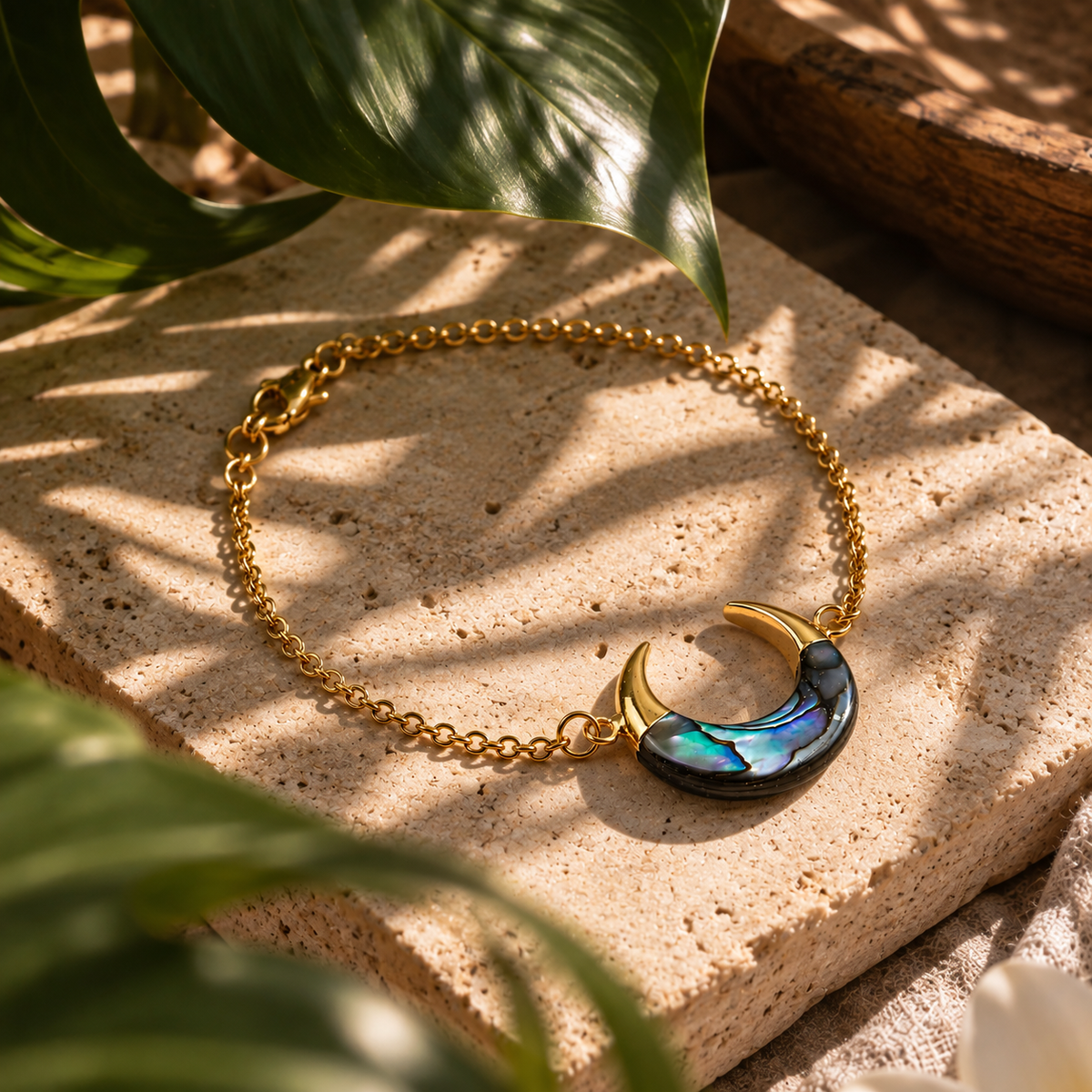 Bracelet BORÉAL doré avec lune en abalone aux reflets irisés