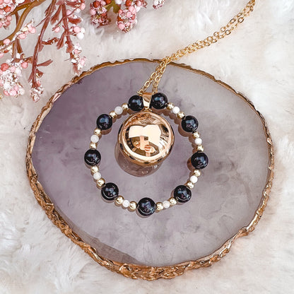 Détail de l’anneau de bola obsidienne et nacre