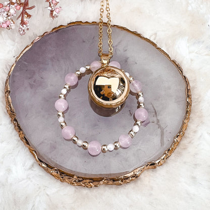 Détail de l’anneau de bola quartz rose et nacre