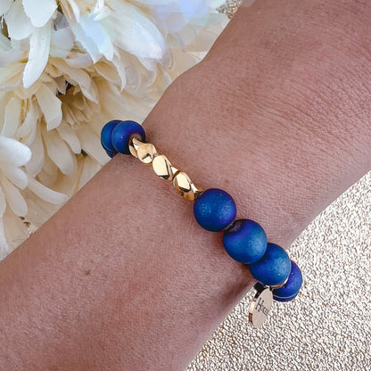 Détail des perles bleues du bracelet ISIS