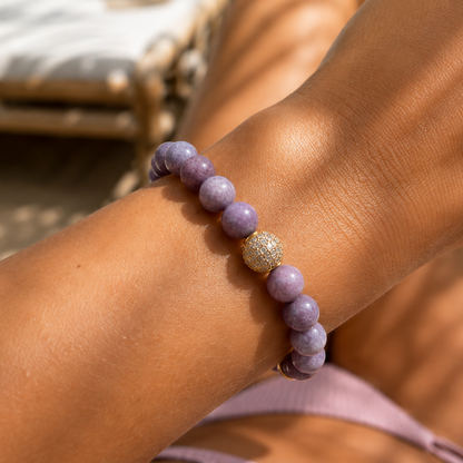 Bracelet CANOPÉE Lépidolite 8 mm porté au poignet – ambiance Bali HOKEE Minéraux