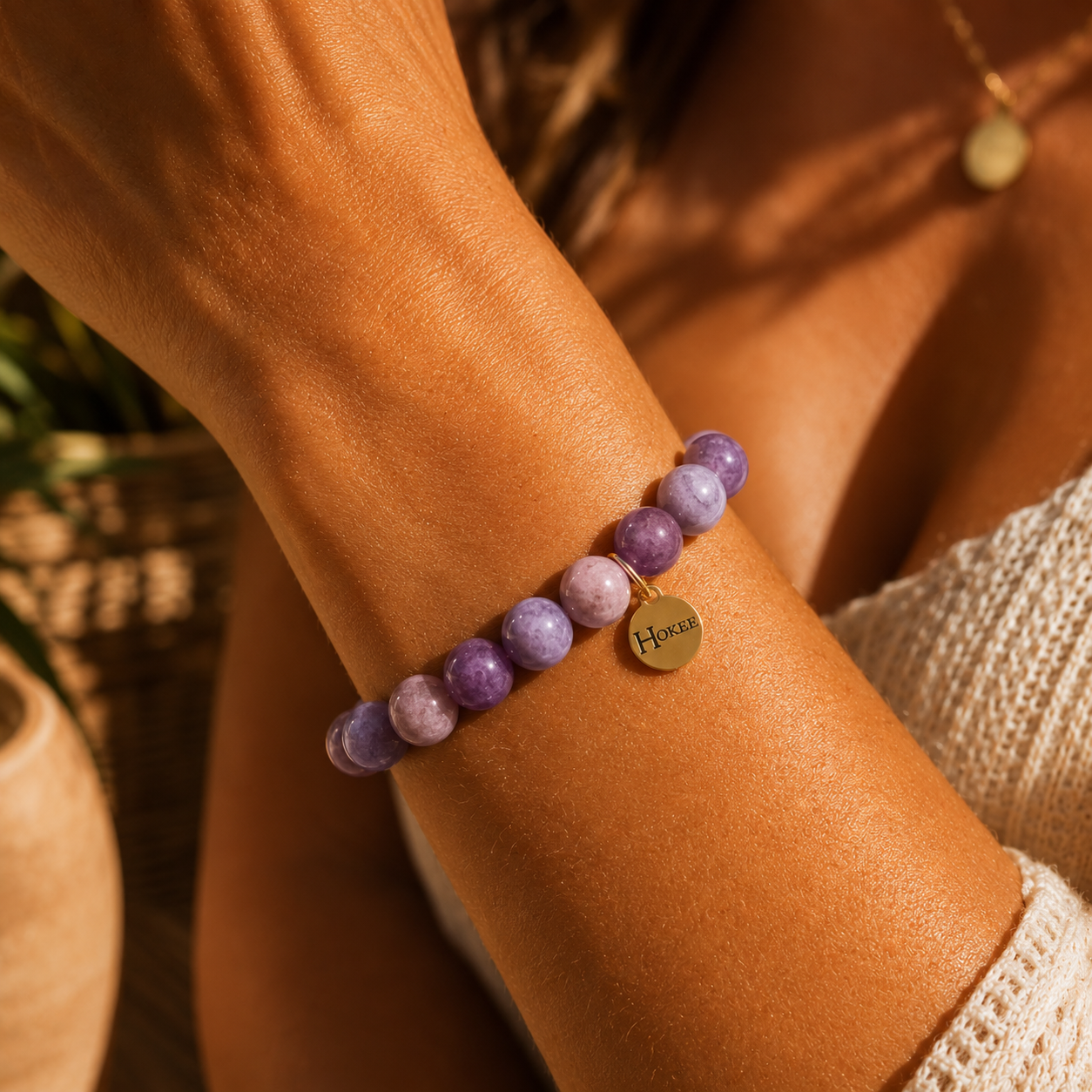 Bracelet Lépidolite 8 mm porté au poignet – HOKEE Minéraux