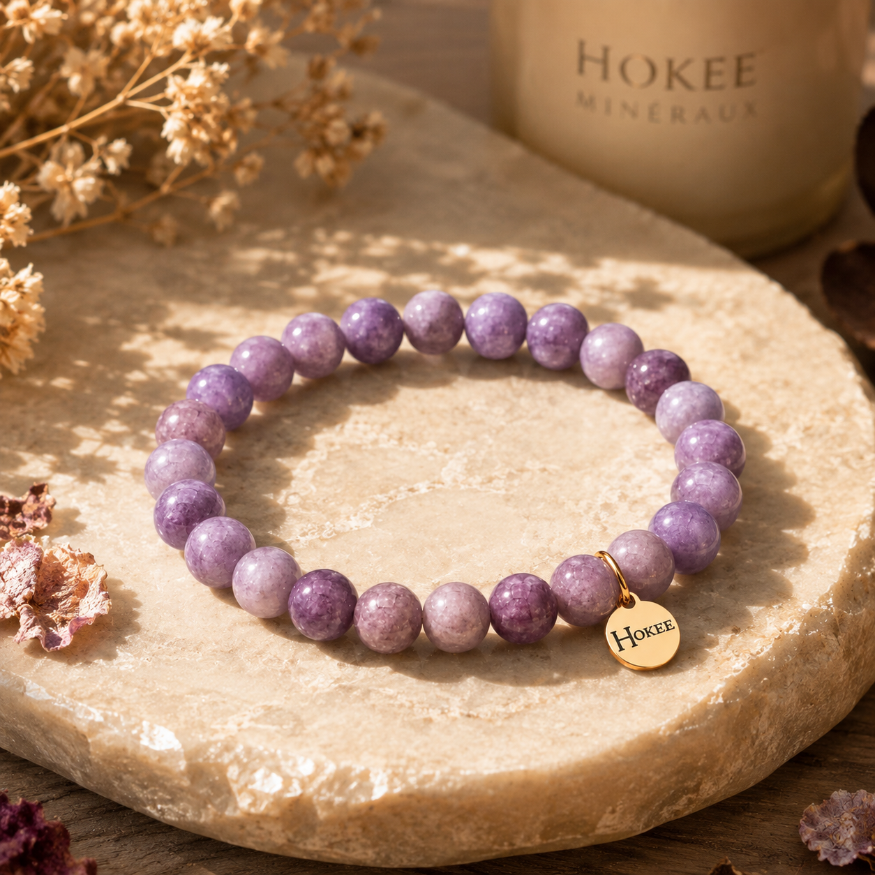 Bracelet Lépidolite 8 mm posé sur support minéral – HOKEE Minéraux