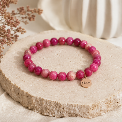 Bracelet Tourmaline Rose naturelle 8 mm posé sur support – Hokee Minéraux