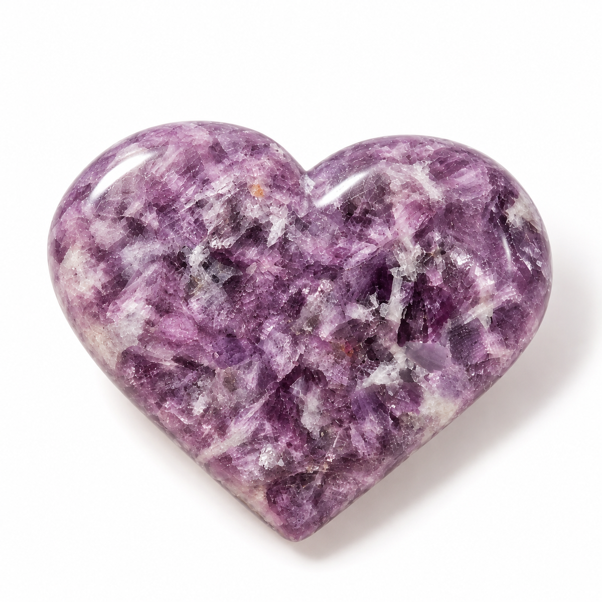 Cœur en lépidolite naturelle poli sur fond blanc