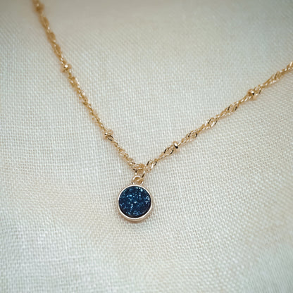 Collier ELLEY Bleu présenté avec sa chaîne torsadée dorée – Hokee Minéraux