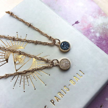 Pendentif en agate bleue du collier ELLEY avec chaîne dorée