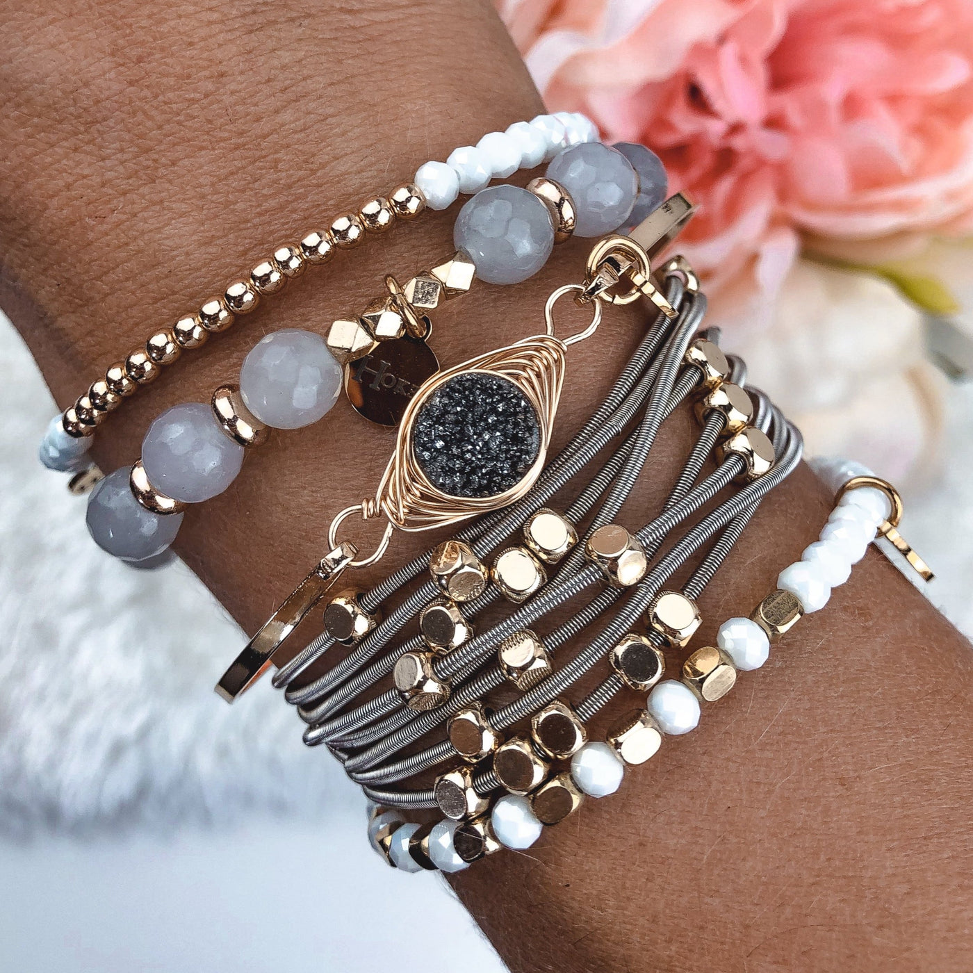 Bracelet CANDICE en pierre de lune naturelle porté au poignet