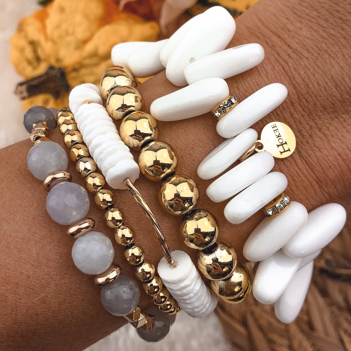 Bracelet CANDICE en pierre de lune porté au poignet