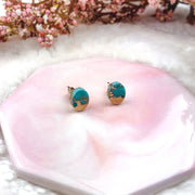 Détail des puces d’oreilles APHRODITE en turquoise – Hokee Minéraux