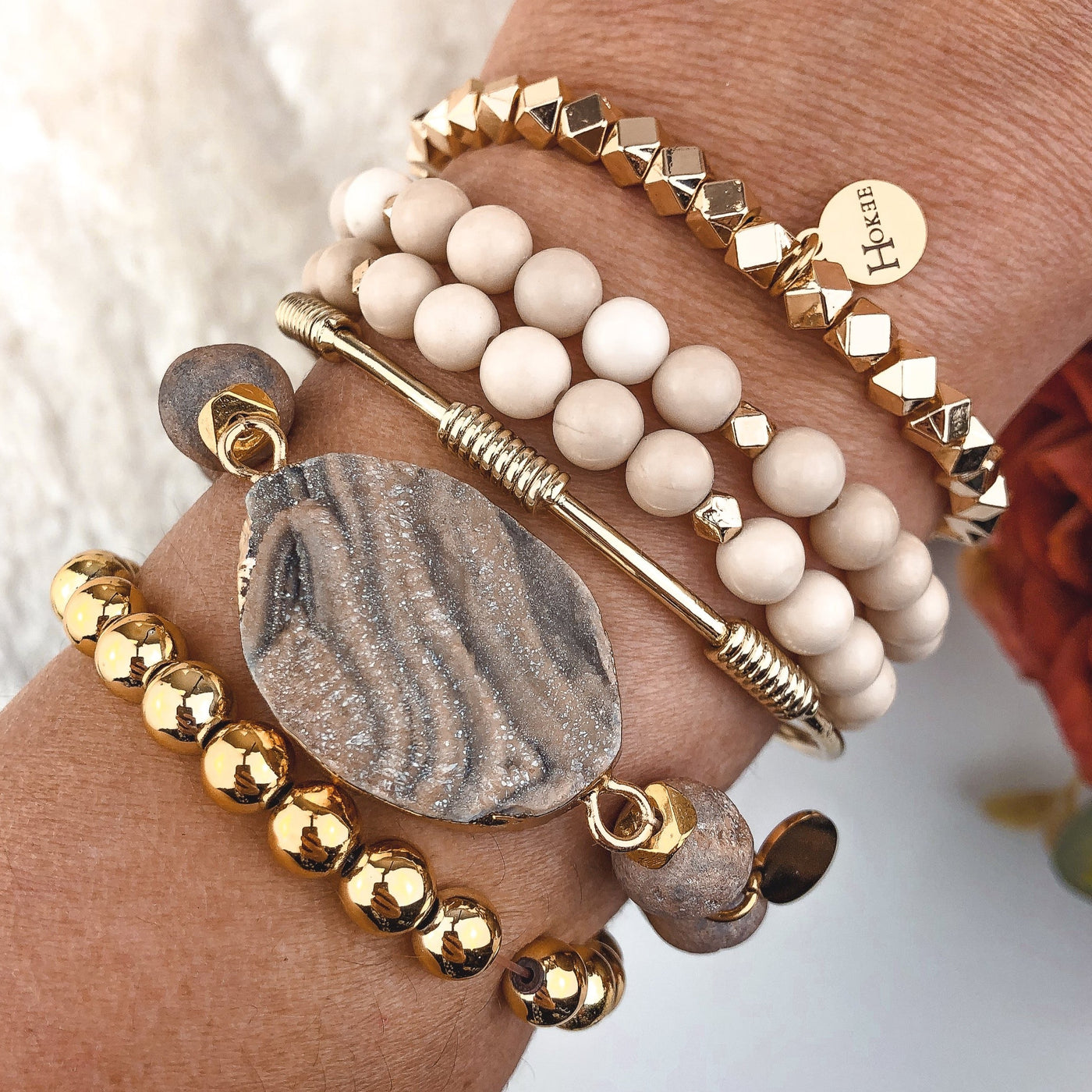 Détail de la druze et des perles d’agate du bracelet JOSIE Beige