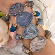 Bracelet JOSIE Arc-en-Ciel en agate multicolore porté au poignet