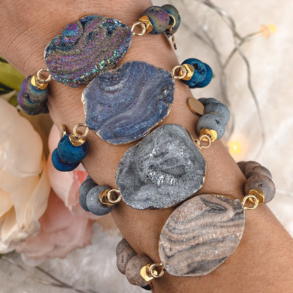 Bracelet JOSIE Arc-en-Ciel en agate multicolore porté au poignet