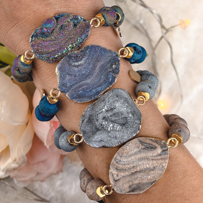 Détail des perles d’agate teintée et de la druze du bracelet JOSIE Bleu