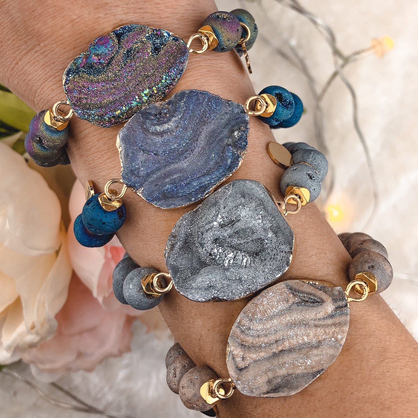Bracelet JOSIE Gris en agate grise et druze porté au poignet