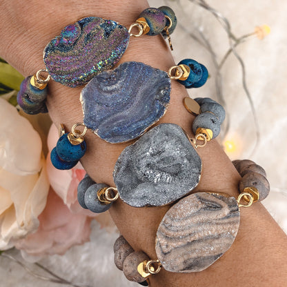 Bracelet JOSIE Gris en agate grise et druze porté au poignet